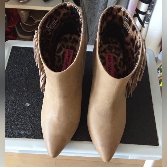 Betsey Johnson Beige/Taupe Ziah Fringe Boho Ankle Boots Booties - Worn Once - Picture 3 of 8